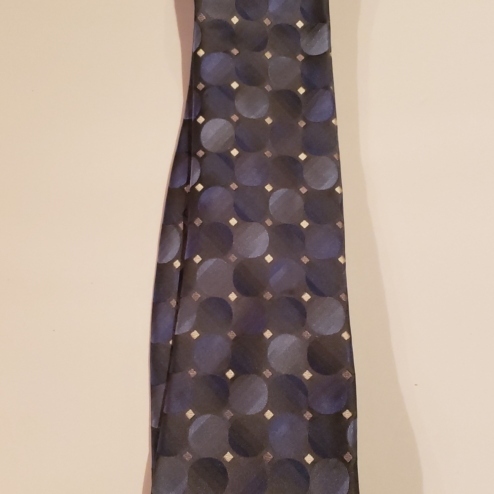 Van Heusen diamond and circle design tie